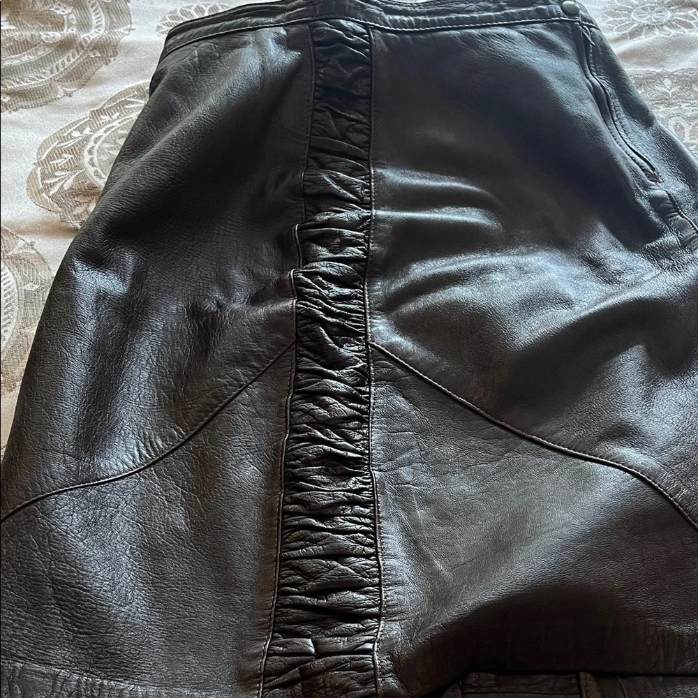 Chic Brown Leather Pencil Skirt - Picture 2 of 3